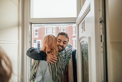 Promo vrouw omhelst man Vrouw omhelst man
